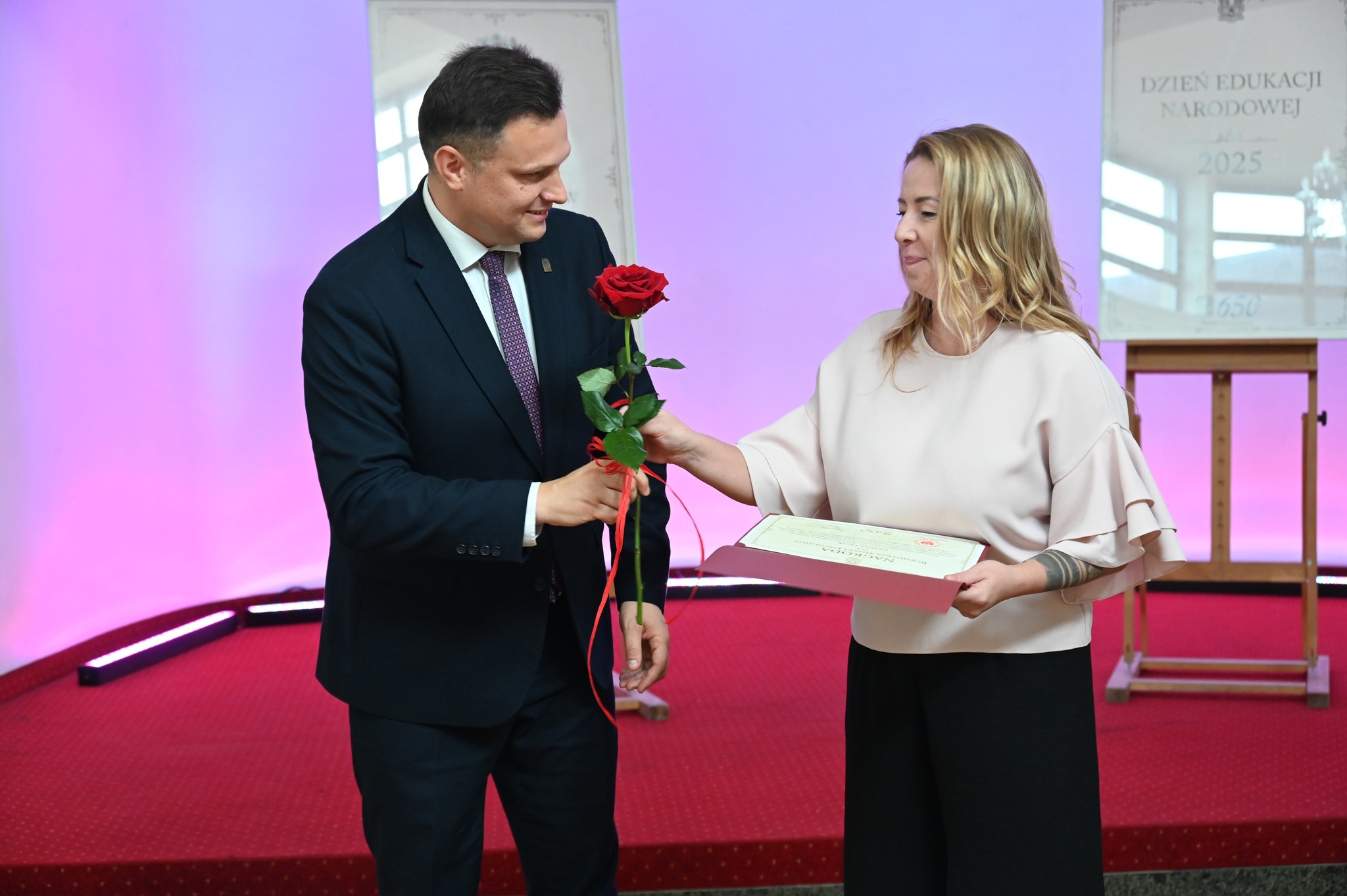 Burmistrz wręcza nagrodę Pani Ewelinie Pęcak