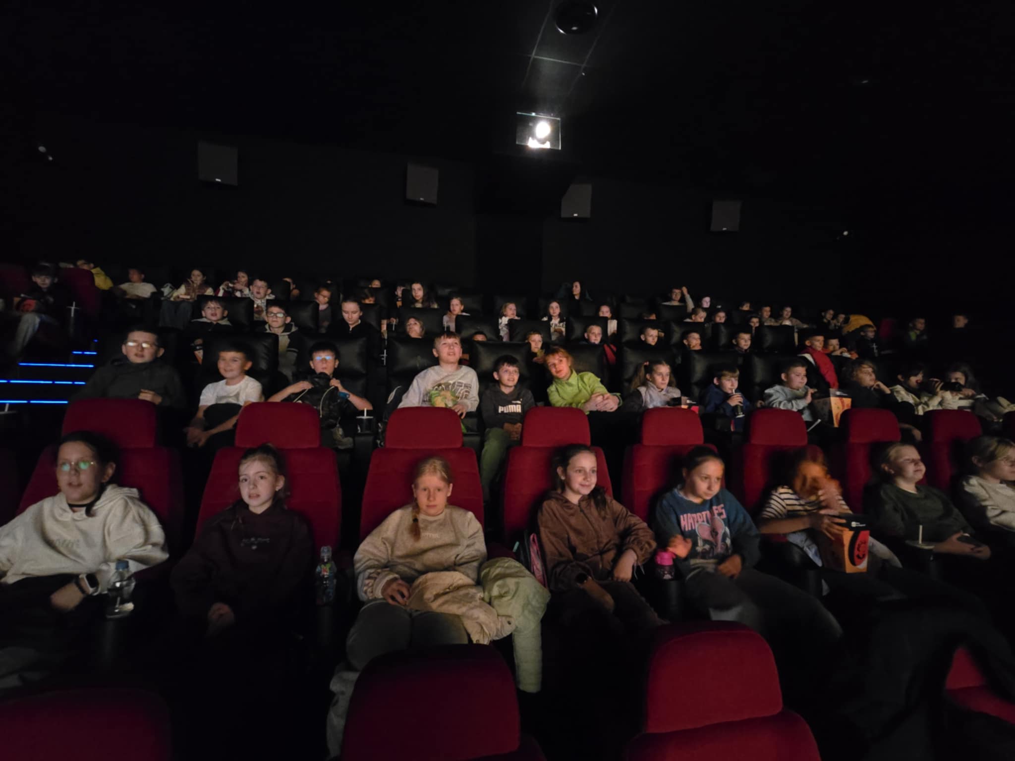 uczniowie oglądają film 