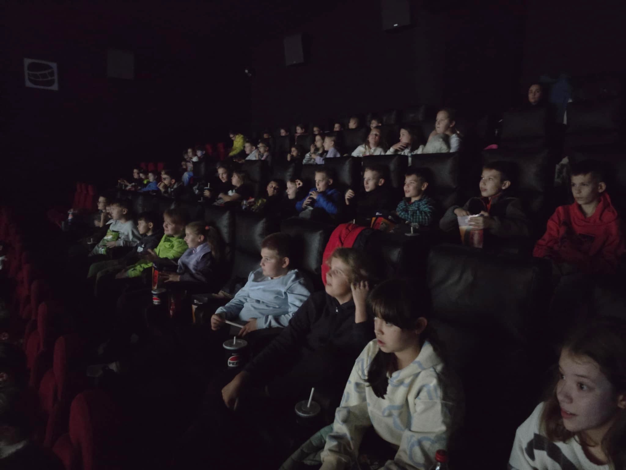 uczniowie oglądają film 