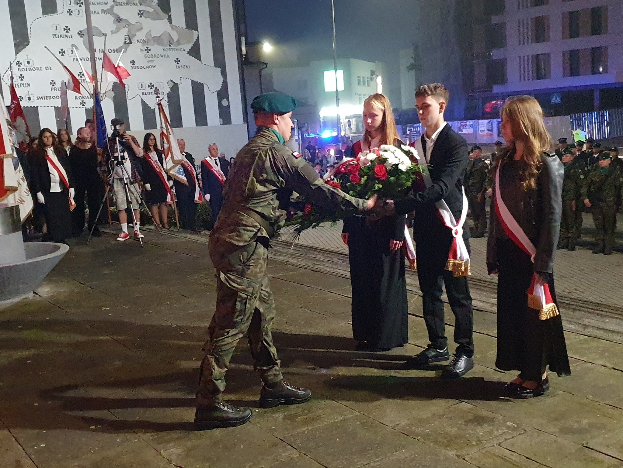 Przedstawiciele składają wiązankę pod pomnikiem