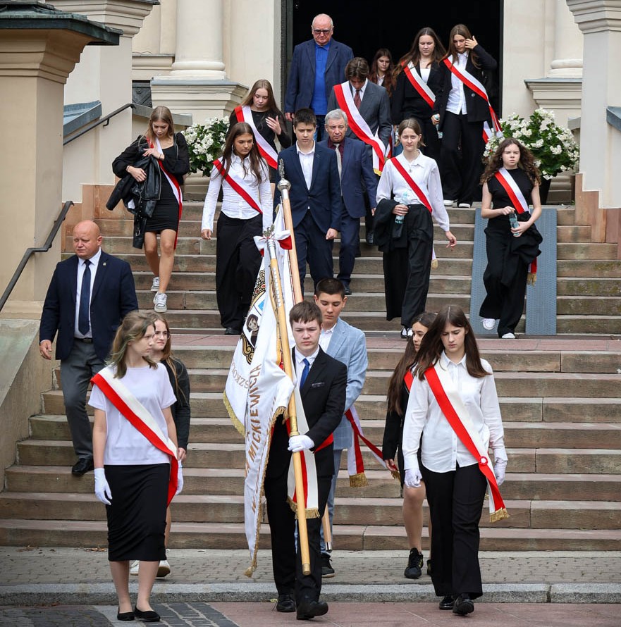 przejście pocztu sztandarowego pod pomnik