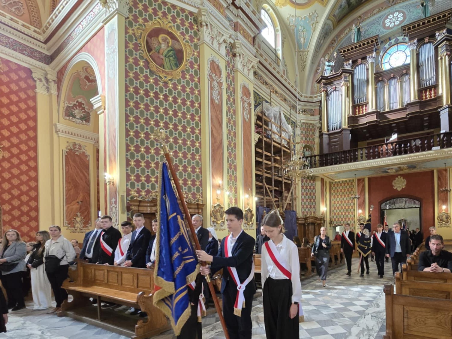 uczniowie wprowadzają sztandar do koscioła