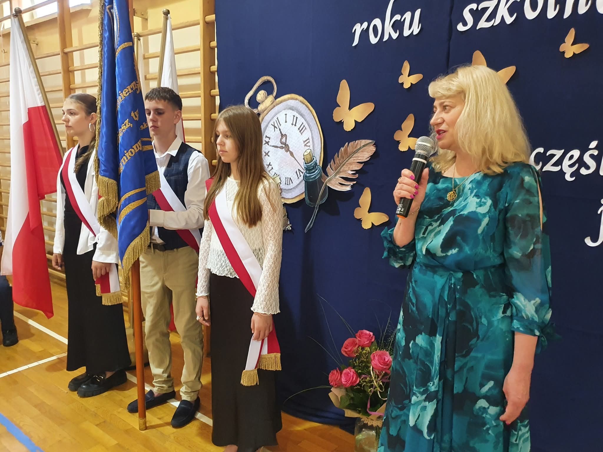 Pani Violetta Szpilak przemawia podczas zakończenia roku