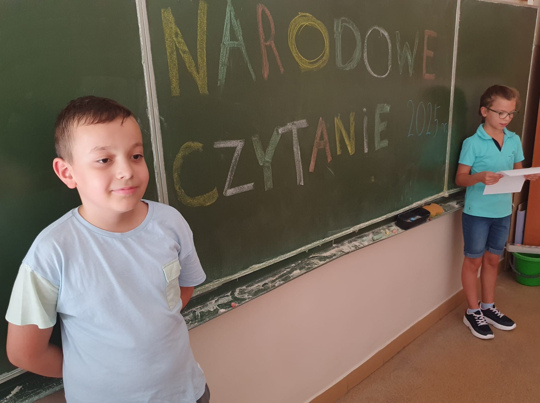 Uczniowie czytaja utwory Jana Kochanowskiego