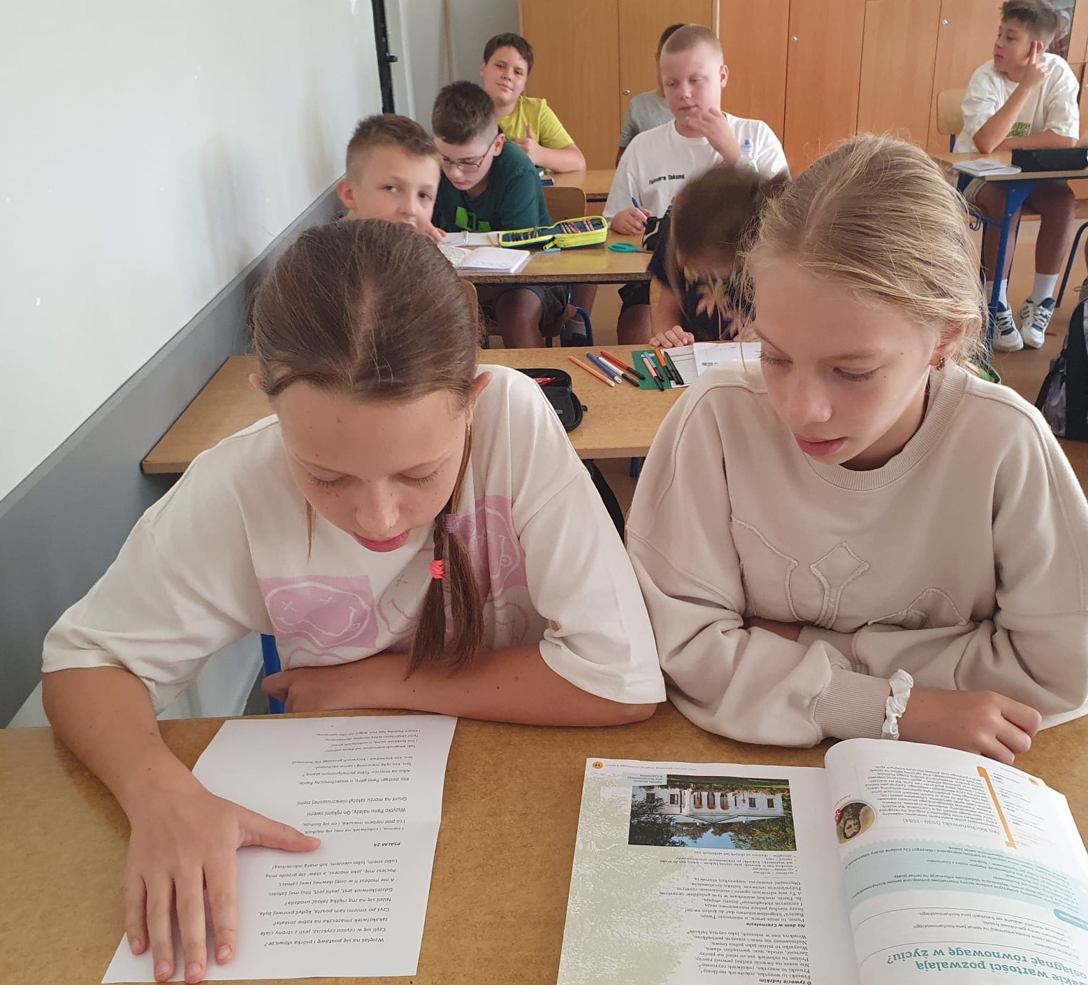 Uczniowie czytaja utwory Jana Kochanowskiego