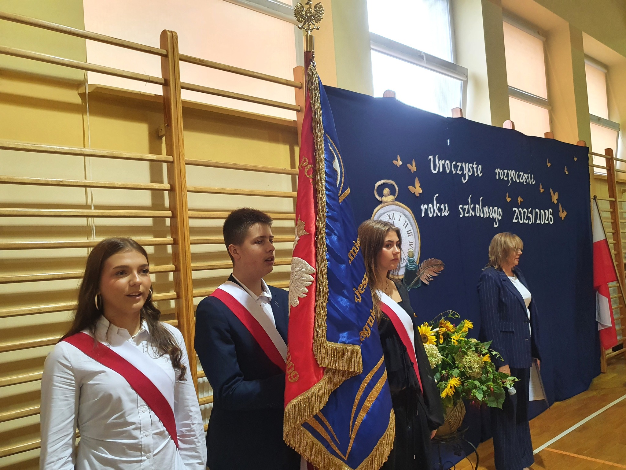 Sztandar szkołu podczas rozpoczęcia roku szkolnego