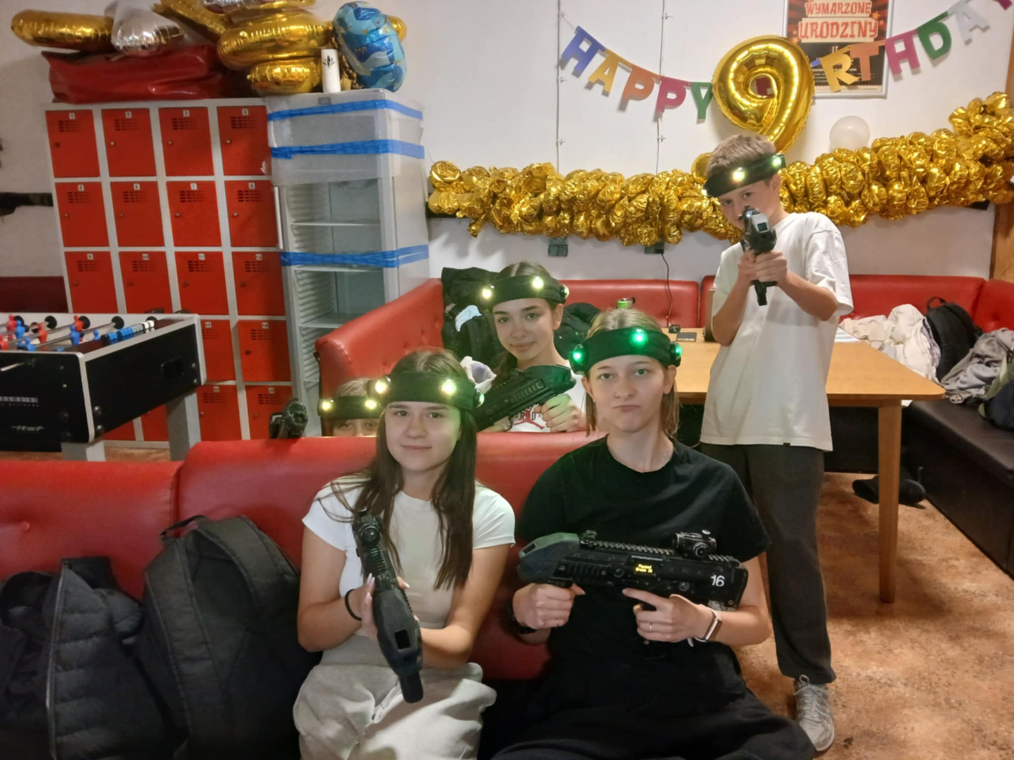 uczniowie podczas laserowego paintballa